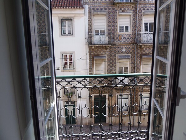 Vista de um edifício com azulejos padronizados e varandas.