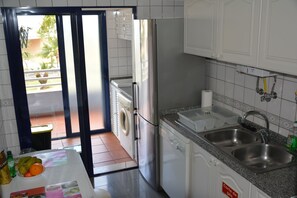 Jääkaappi, mikroaaltouuni, uuni, liesi