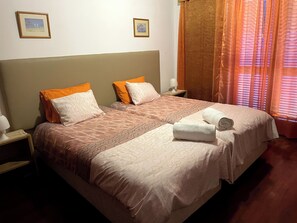 1 chambre, bureau, rideaux d’obscurcissement, fer et planche à repasser