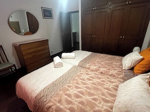 1 chambre, bureau, rideaux d’obscurcissement, fer et planche à repasser