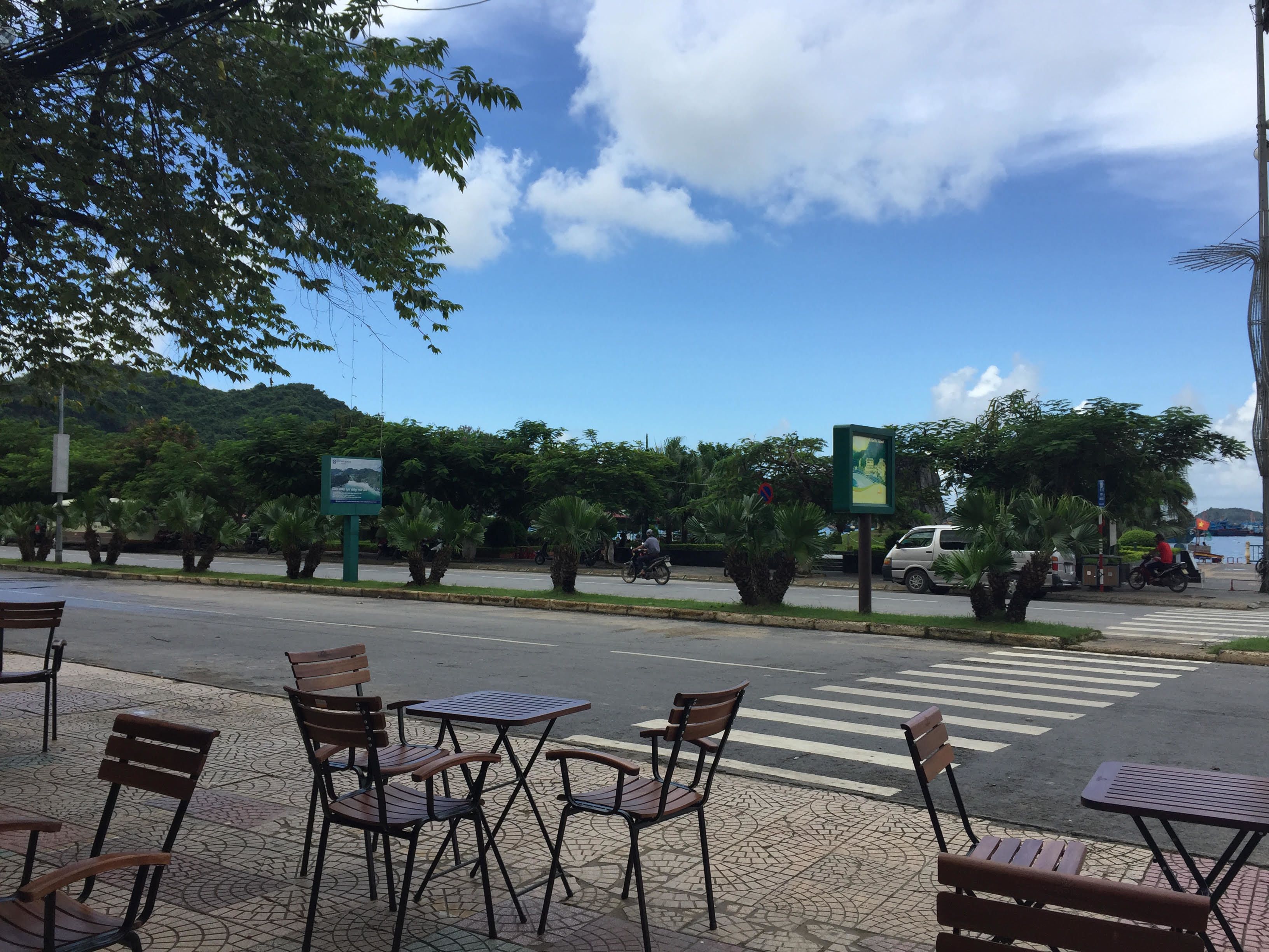 Phục vụ bữa sáng, bữa trưa và bữa tối 