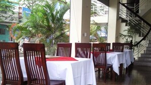 Melayani sarapan, makan siang, dan makan malam