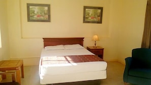 Room, 1 King Bed | Iron/ironing board, free rollaway beds, free WiFi, bed sheets - The Country Inn (Townsend)