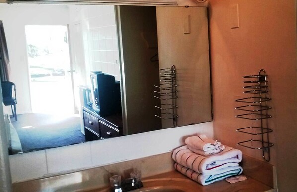 Combined shower/tub, free toiletries, towels - The Country Inn (Townsend)