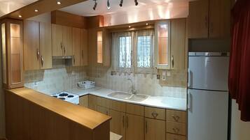 Fridge, microwave, oven, coffee/tea maker