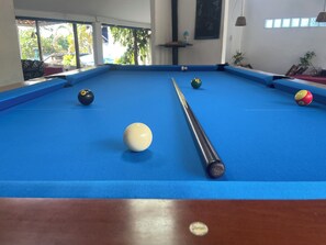 供应早餐、午餐和晚餐，本地与国际菜