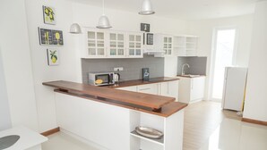 Family dining - Crown Properties (Colombo)