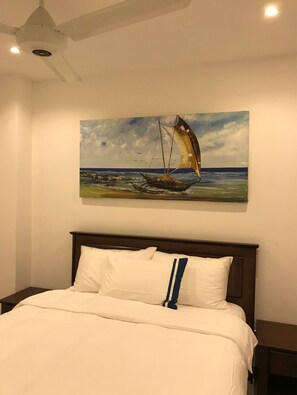 Kaliteli yatak takımı, minibar, odada kasa, masa 