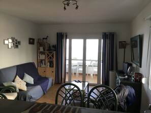 电视、书、立体声音响