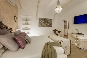 1 bedroom, desk, iron/ironing board, WiFi - St. Peter's in Love - Honeymoon suite with small pool  (Roma)