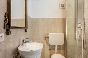 Ensemble baignoire-douche, baignoire à remous, séchoir à cheveux