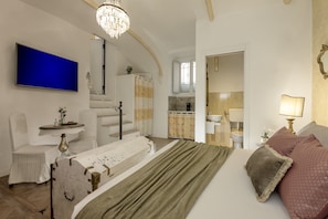 1 bedroom, desk, iron/ironing board, WiFi