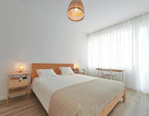 2 bedrooms, desk, WiFi, bed sheets