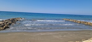 Beach nearby - LIMONIA - Large beach house by Blue Flag beach accommodating 12 + (Pervolia)