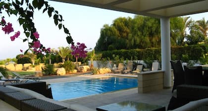 Villa Limonia, 5 Schlafzimmer Luxusvilla mit Eigenem Pool, Strand Grenzt an