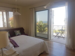 5 bedrooms, in-room safe, iron/ironing board, travel crib - LIMONIA - Large beach house by Blue Flag beach accommodating 12 + (Pervolia)