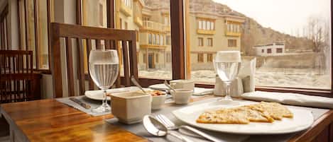 Se ofrece un desayuno completo (750 INR por persona)