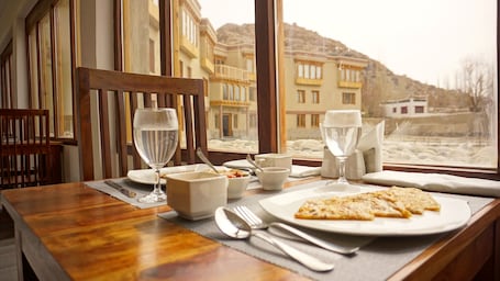 Desayuno completo diario (INR 750 por persona)