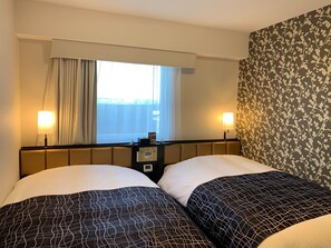 Cubrecamas, escritorio y wifi gratis