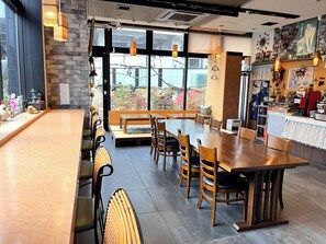 Petit déjeuner et dîner servis sur place