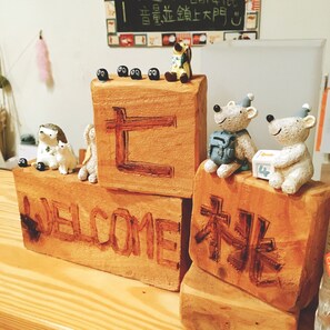 Bloques de madera con figuritas de osos y la palabra "WELCOME" en una cara.