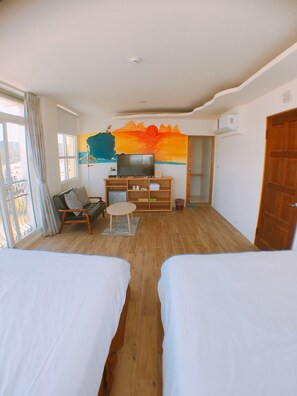 Habitación cuádruple Confort, 2 camas dobles | Escritorio, cortinas opacas, sistema de insonorización