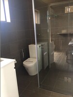 Chuveiro, produtos de toalete grátis, chinelos, toalhas de banho