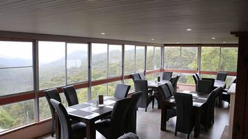 Breakfast, lunch and dinner served