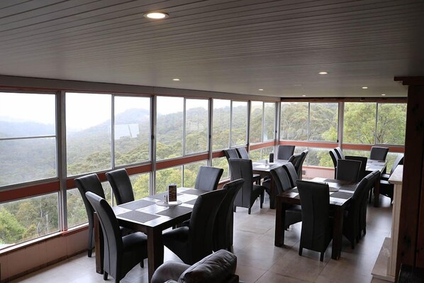 供应早餐、午餐和晚餐