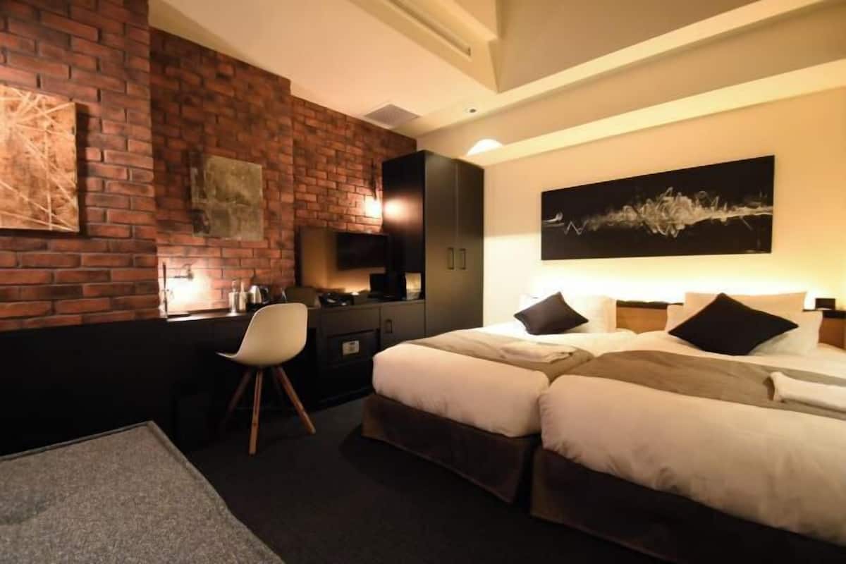 1 slaapkamer, een kluis op de kamer, een bureau, geluiddichte muren