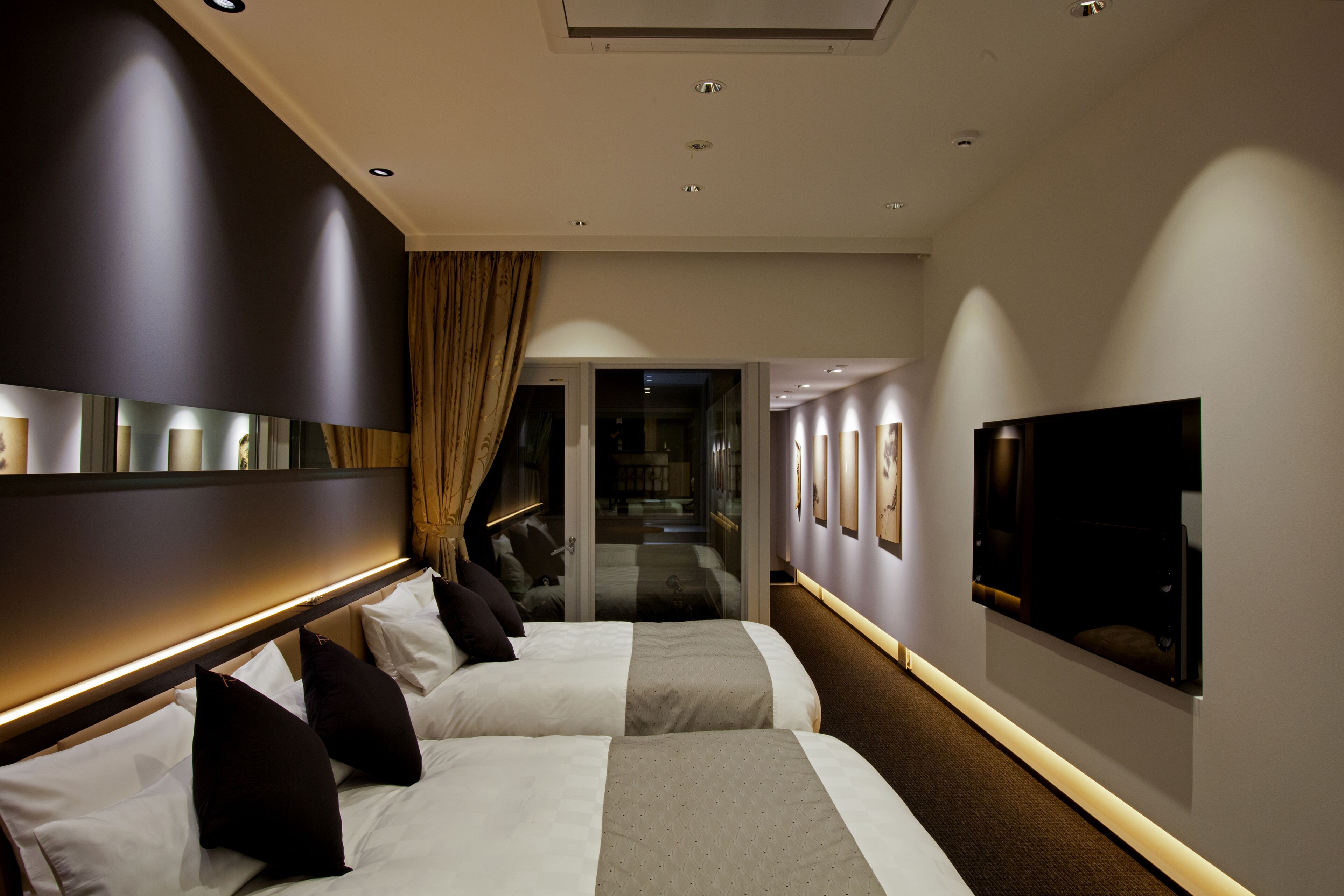 Suite | In-room safe, desk, soundproofing, iron/ironing board