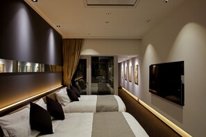 In-room safe, desk, soundproofing, iron/ironing board - Hotel Risveglio Akasaka (Tokyo)