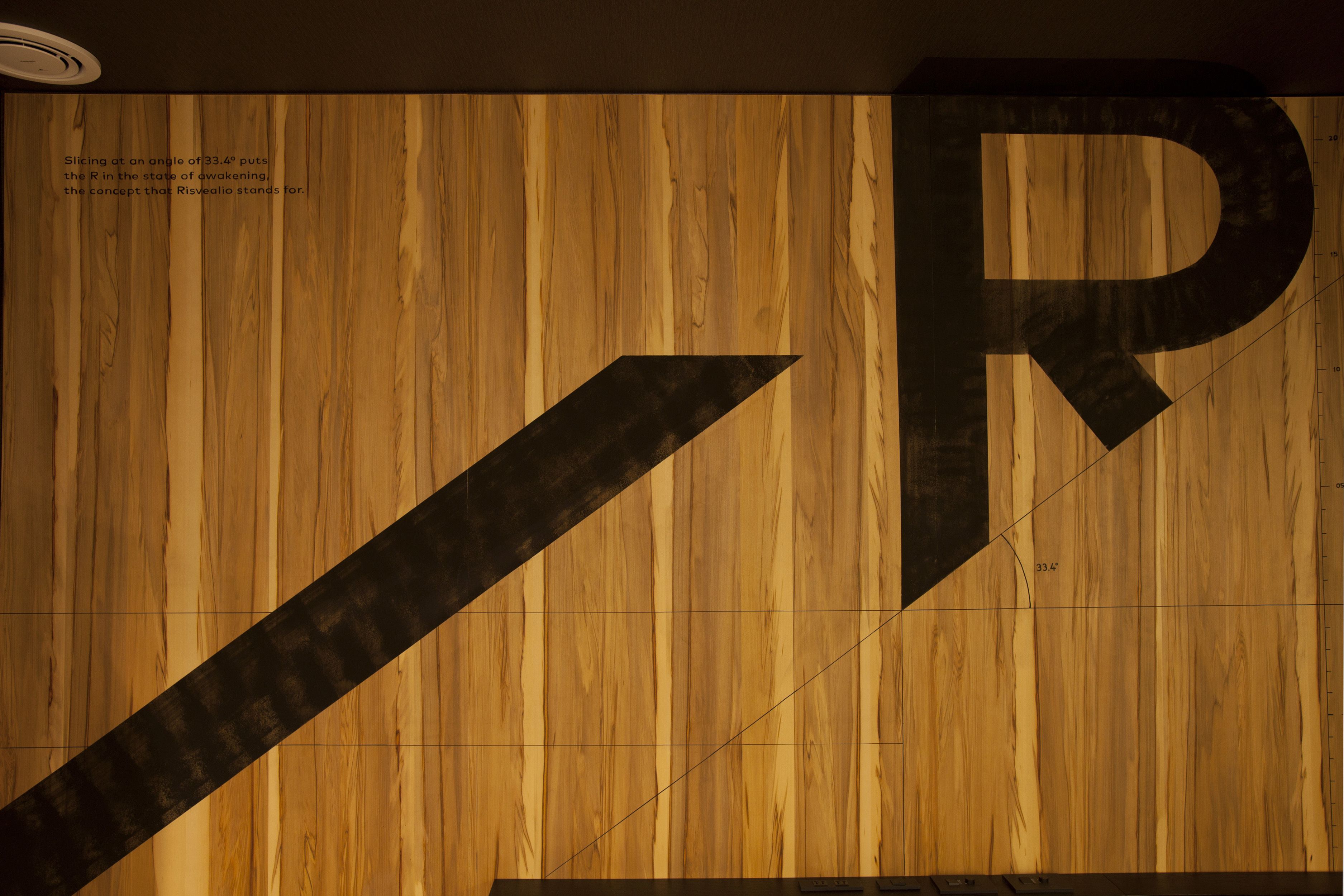 Un gran muro de madera con una 'P' mayúscula y una línea diagonal.