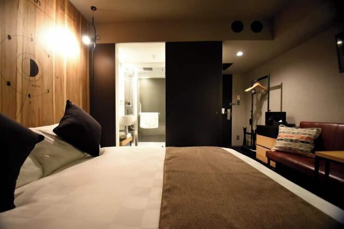 1 slaapkamer, een kluis op de kamer, een bureau, geluiddichte muren