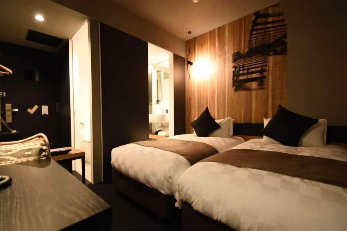 1 slaapkamer, een kluis op de kamer, een bureau, geluiddichte muren