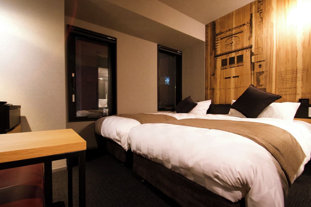 Hollywood Twin Room | 1 bedroom, in-room safe, desk, soundproofing