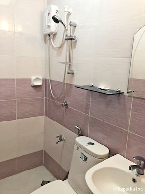 Standard Room | Bathroom | Shower, free toiletries, towels