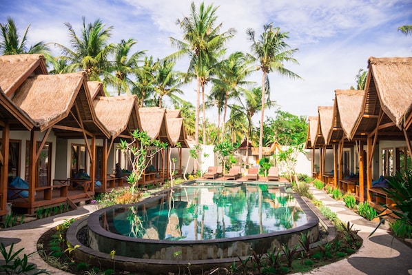 Outdoor pool, sun loungers - Gili One Hotel & Resort (Gili Trawangan)