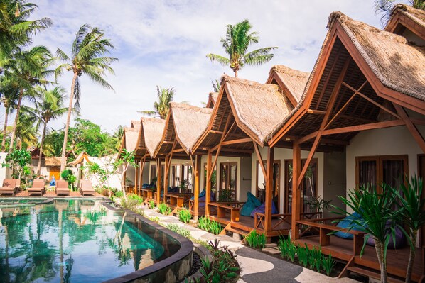 Hồ bơi ngoài trời, ghế dài tắm nắng 
