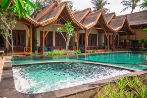 Hồ bơi ngoài trời, ghế dài tắm nắng 