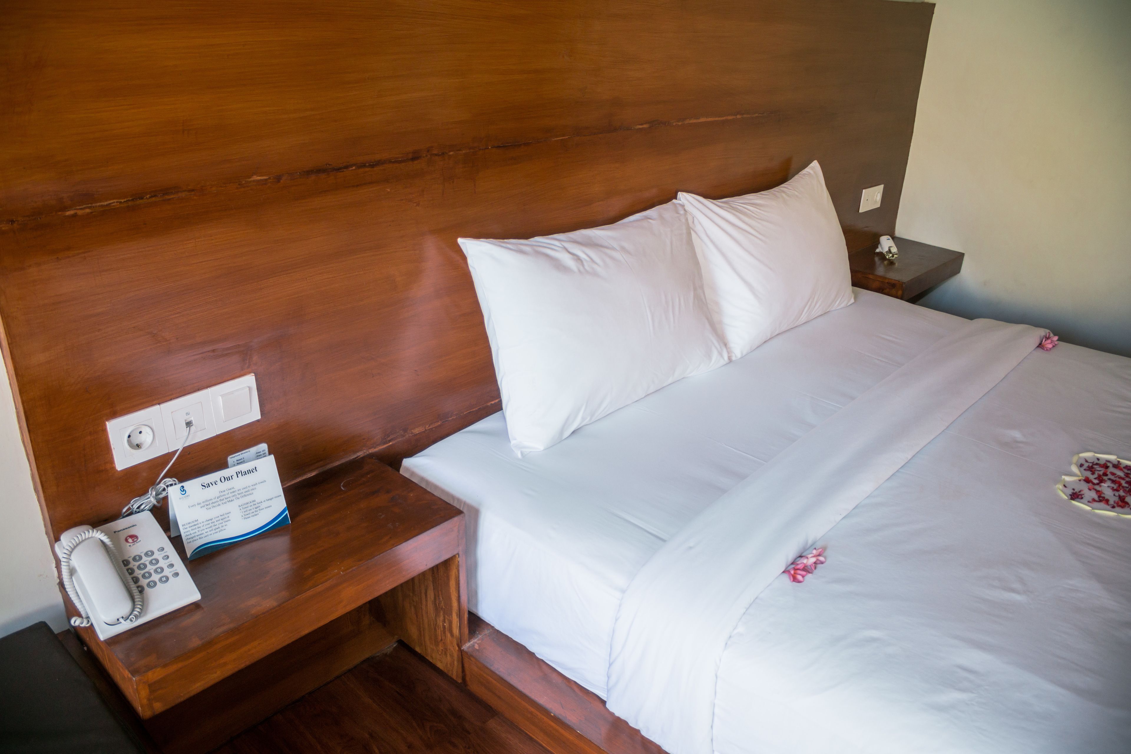 free wifi, bed sheets