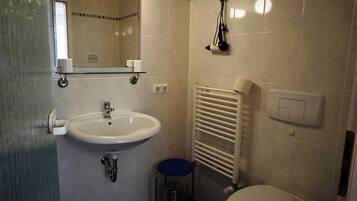 Een douche, een haardroger, handdoeken