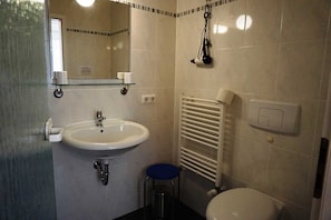 Een douche, een haardroger, handdoeken