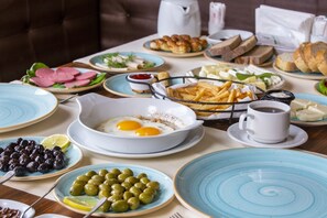 Free daily buffet breakfast
