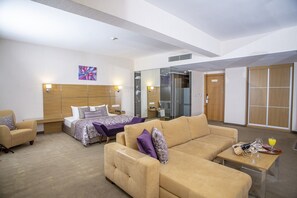 Minibar, in-room safe, desk, iron/ironing board - Grand Cali Hotel (Bozuyuk)