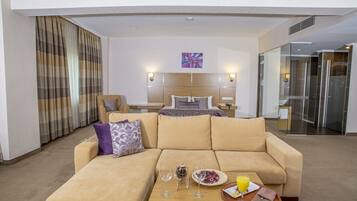 Suite (King ) | Een minibar, een kluis op de kamer, een bureau