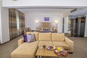 Minibar, in-room safe, desk, iron/ironing board - Grand Cali Hotel (Bozuyuk)