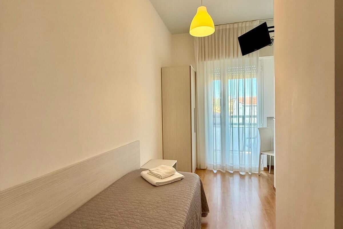 1 bedroom, Frette Italian sheets, premium bedding, desk