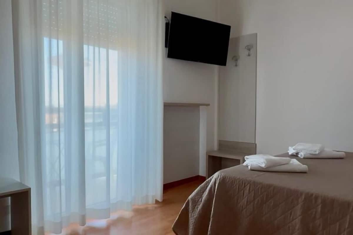 1 bedroom, Frette Italian sheets, premium bedding, desk