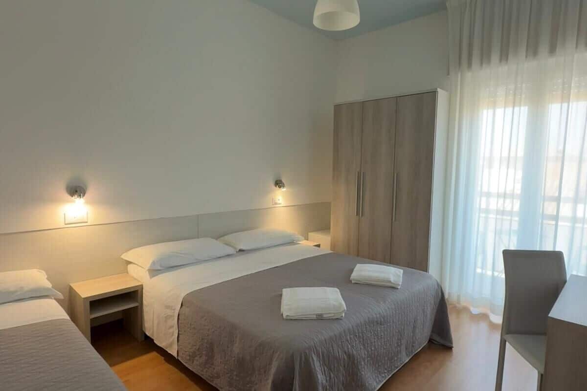 1 bedroom, Frette Italian sheets, premium bedding, desk